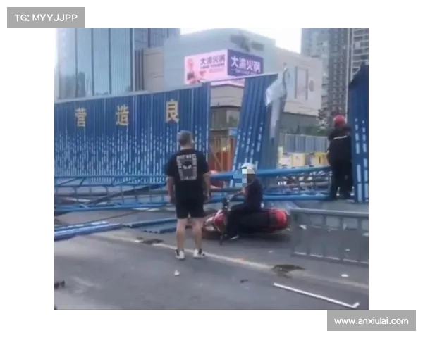 无锡工地设备倒塌砸中车辆,幸无人员伤亡引关注(江苏无锡一工地事故) 无锡工地设备倒塌砸中车辆,幸无人员伤亡引关注(江苏无锡一工地事故)