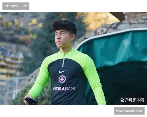 准备回国度假?何小珂登机照曝光,开启假期新篇章 准备回国度假?何小珂登机照曝光,开启假期新篇章